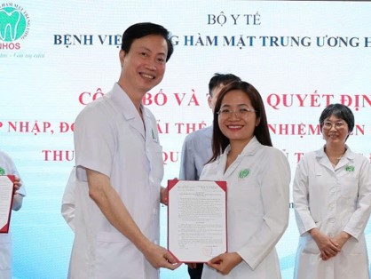 Trao quyết định bổ nhiệm cho - ThS. Vũ Thị Bích Nguyệt, Phó trưởng phòng Đào tạo - Quản lý nghiên cứu khoa học và Hợp tác quốc tế.